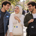 تنسيق توضيحي لبنز أكريليك على شنط وملابس ثلاثة أصدقاء
