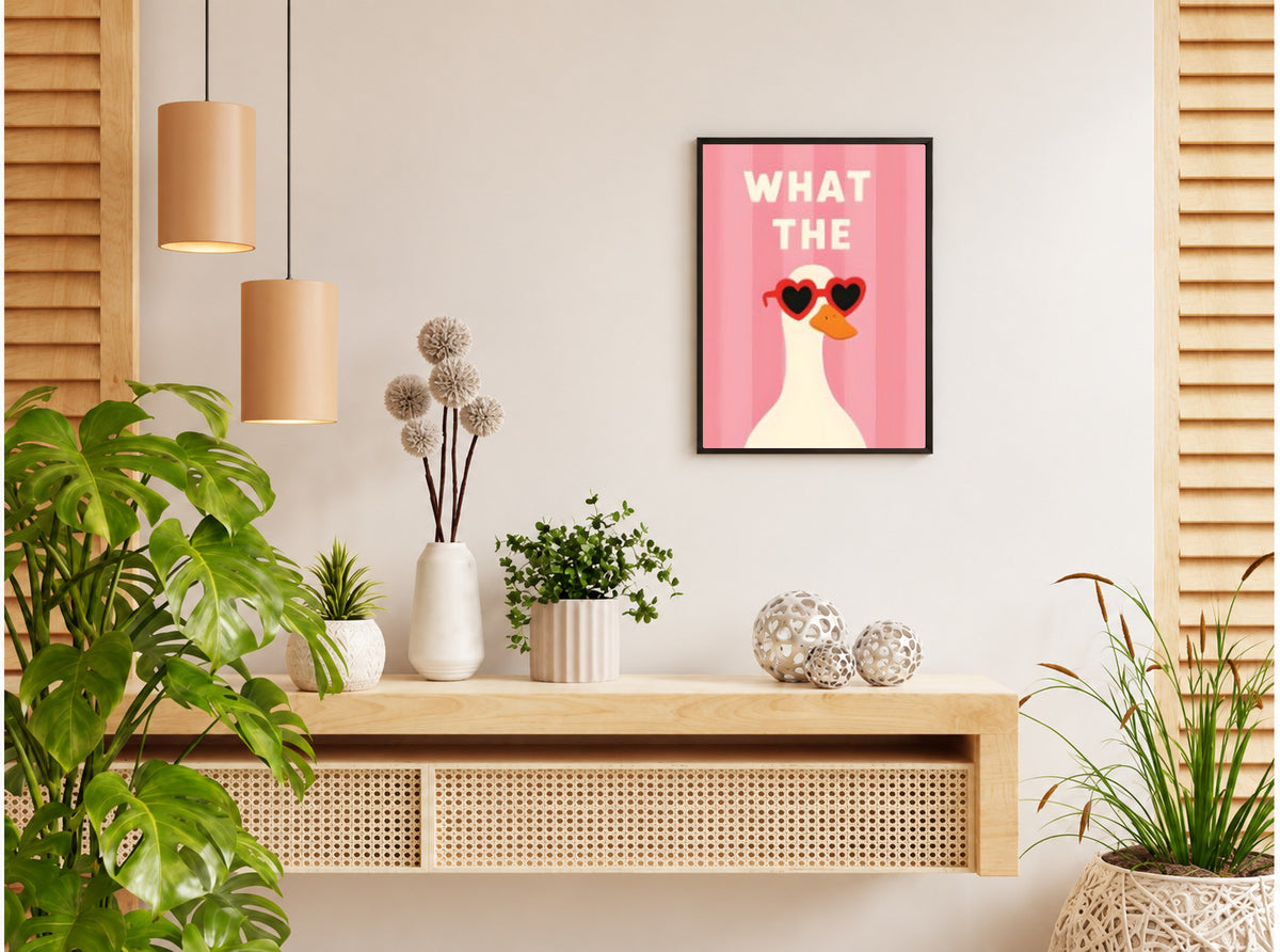 تنسيق توضيحي لبوستر What the duck pink بفريم في ركن منزلي