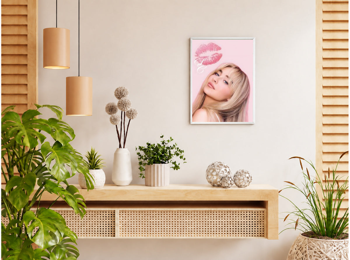تنسيق توضيحي لبوستر Sabrina Carpenter pink بفريم في ركن منزلي