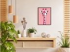 تنسيق توضيحي لبوستر Giraffe pink بفريم في ركن منزلي