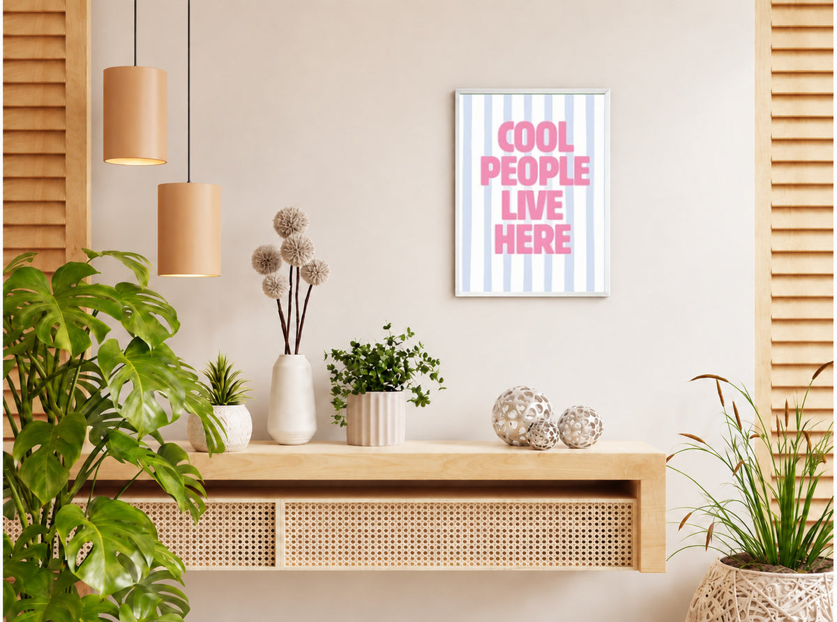 تنسيق توضيحي لبوستر Cool people live here بفريم في ركن منزلي