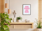 تنسيق توضيحي لبوستر Cool people live here بفريم في ركن منزلي