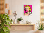 تنسيق توضيحي لبوستر Marilyn Monroe بفريم في ركن منزلي