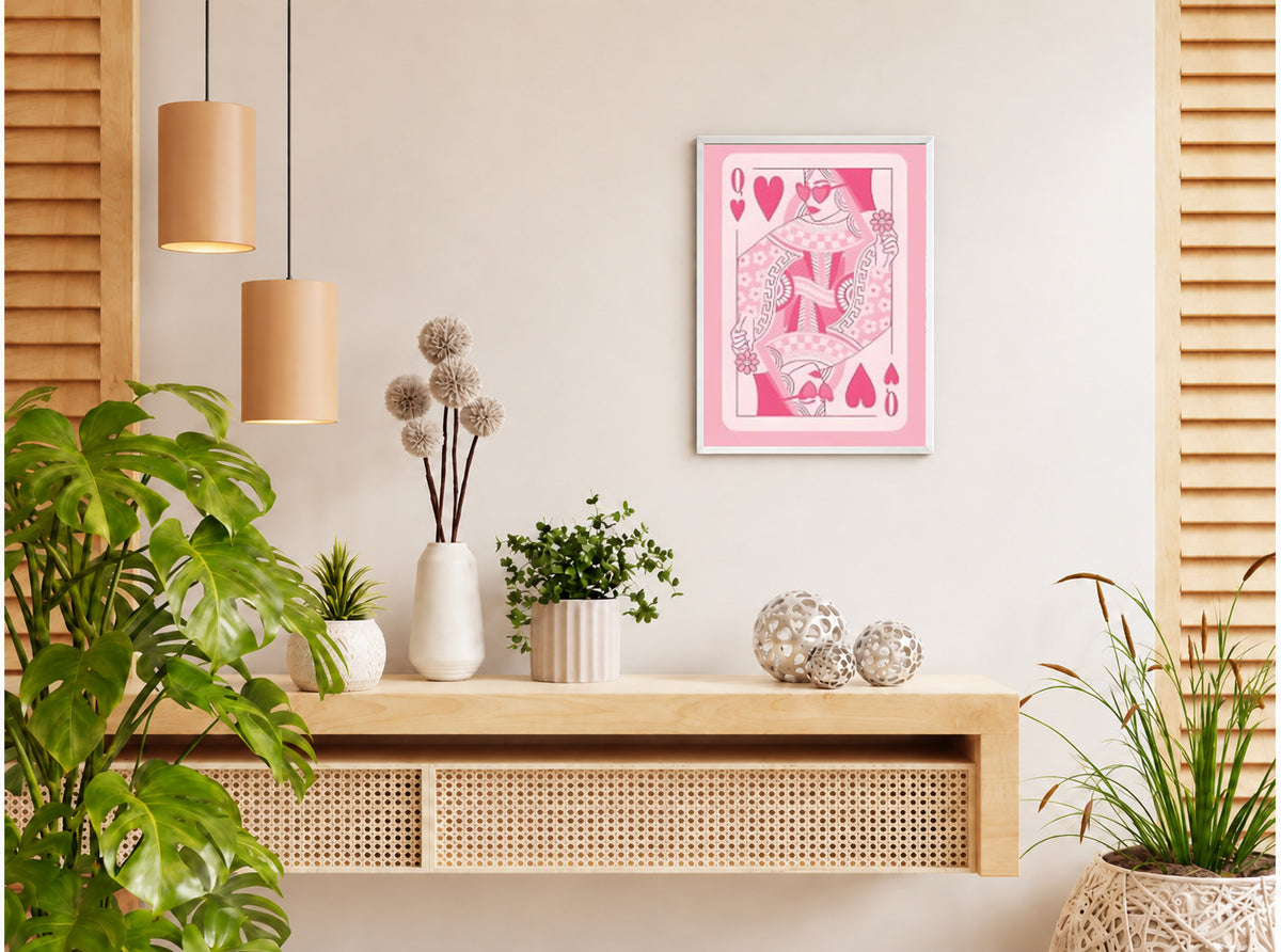 تنسيق توضيحي لبوستر Pink queen of hearts بفريم في ركن منزلي