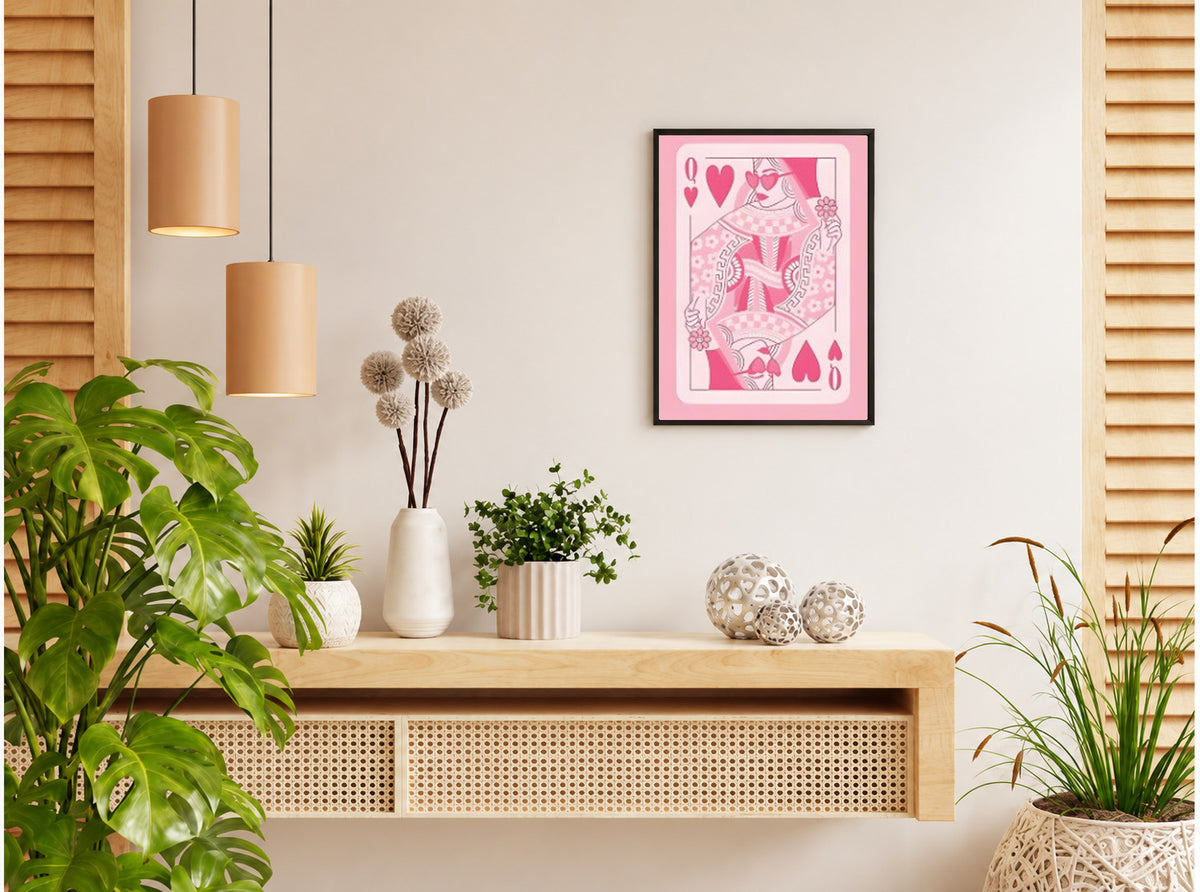تنسيق توضيحي لبوستر Pink queen of hearts بفريم في ركن منزلي